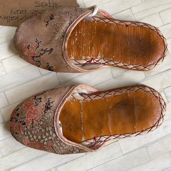 Vintage Chinese baby slippers 1970s pink Chinese slipper silk brocade & leather - Picture 5 of 10